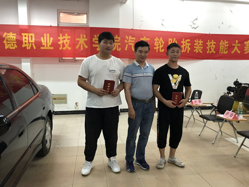薛院长为获奖选手颁奖_副本.jpg