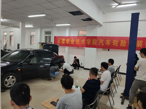 拆装轮胎比赛紧张进行中_副本.jpg